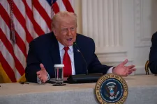 Felmentette az esküdtszék a férfit, aki Trump helikopterére irányított lézer miatt került bíróságra