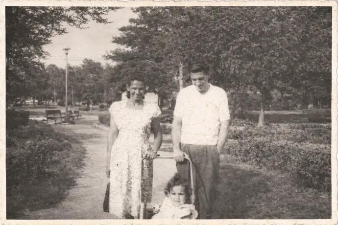 A gyermek Balla Zsófia szüleivel – Fotó: személyes archívum