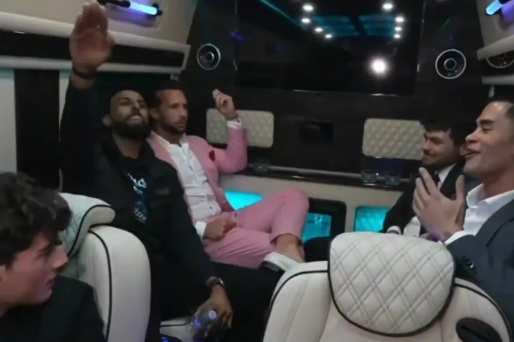 Kanye West hitlerezős számára bulizott karlendítve Andrew Tate és csapata