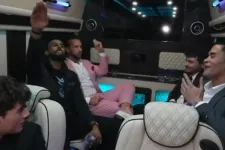 Kanye West hitlerezős számára bulizott karlendítve Andrew Tate és csapata