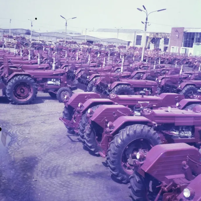 A propagandalapok számára készített kép arról, hogyan várnak bevetésre a traktorok a termelőszövetkezetek udvarán – Fotó: Minerva Fotóarchívum