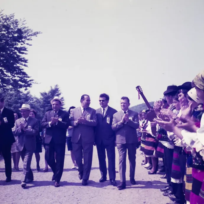 Pártdelegáció hivatalos látogatáson falun – Fotó: Minerva Fotóarchívum