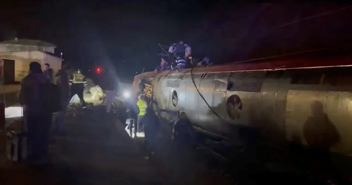 Spanyol vonatbaleset: az egyik szerelvény első két kocsija a levegőbe repült az ütközéstől