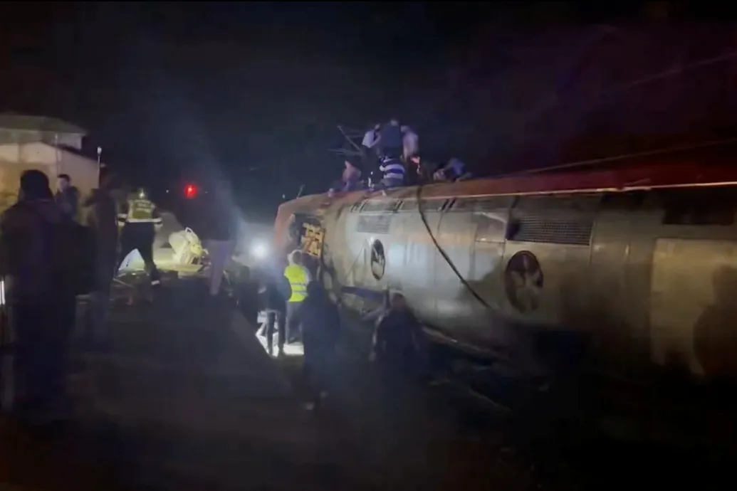 Spanyol vonatbaleset: az egyik szerelvény első két kocsija a levegőbe repült az ütközéstől