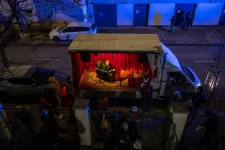 Krasznahorkai köszönetet mondott a kisteherautóért, ami még decemberben járta Budapest utcáit