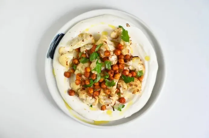 Sült karfiol és sült csicseriborsó, amikhez remekül megy a sörélesztőpehely – Fotó: Ács Bori / Telex