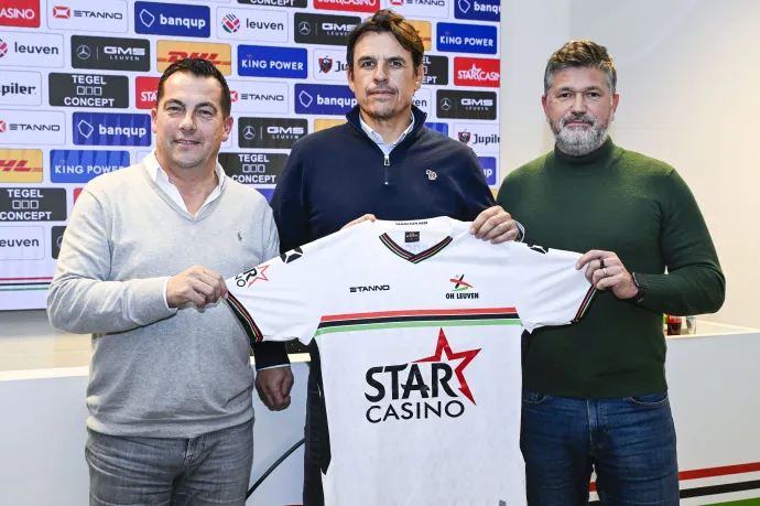 Csepregi a kép jobb szélén, mellette Chris Coleman edző, aki walesi kapitányként sikeres volt, a Leuvennél egy szezont töltött – Fotó: Tom Goyvaerts / Belga / AFP