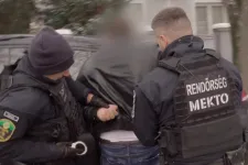 Több száz milliós telkeket akart átírni az ingatlancsaló, az autójából rángatták ki a rendőrök
