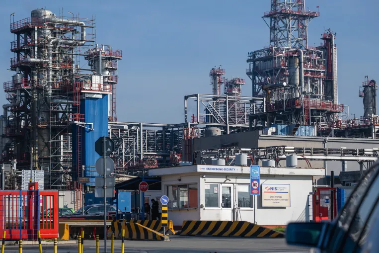 Hungary's Mol to acquire majority stake in Serbian oil company NIS