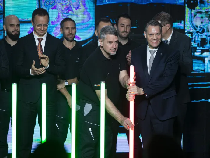 Jens Bühler, a Mercedes–Benz Manufacturing Hungary Kft. ügyvezető igazgatója (elől, jobbra) jelképesen elindítja a Mercedes–Benz új modelljének gyártását, mellette Szijjártó Péter külgazdasági és külügyminiszter a gyártásindító ünnepségen Kecskeméten 2026. január 19-én – Fotó: Bús Csaba / MTI