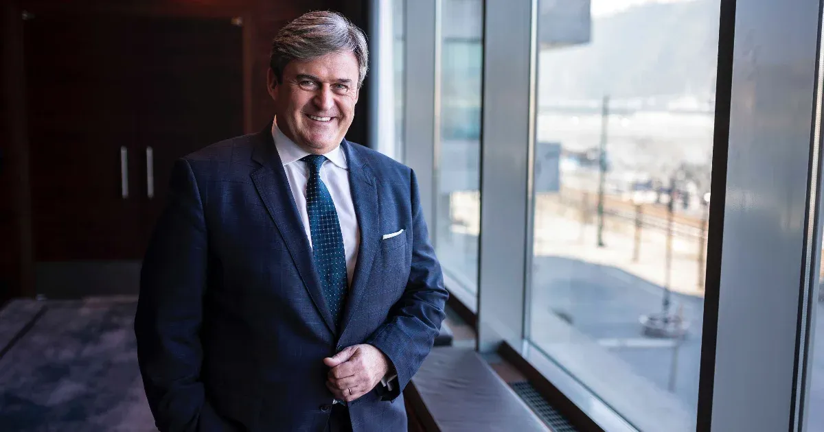 Magyarországon az ő magabiztossága soknak tűnhet: a Tiszához csatlakozó Kapitány Istvánt joviális olajipari topmenedzsernek ismerik