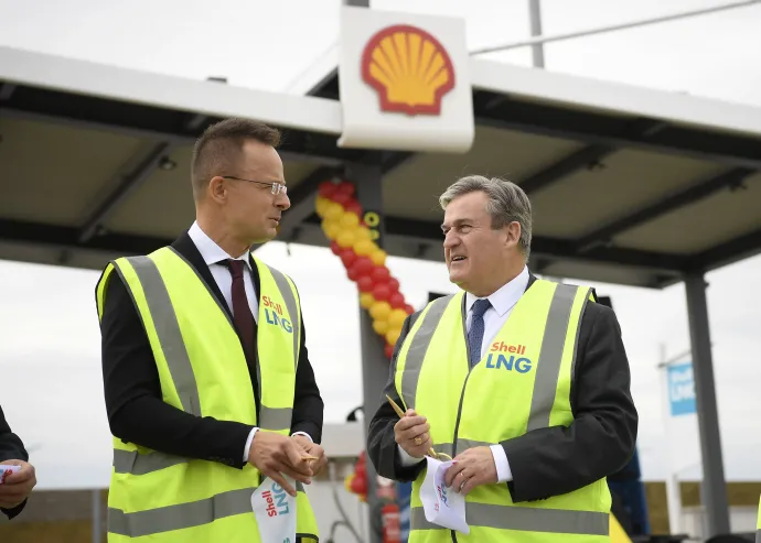 Szijjártó Péter külgazdasági és külügyminiszter és Kapitány István, a Shell mobilitási üzletágért felelős globális alelnöke a Shell a térségben elsőként Magyarországon felépített, cseppfolyósított földgázt (LNG) kínáló töltőállomásának ünnepélyes megnyitásán Szigetszentmiklóson 2023. április 13-án – Fotó: Kovács Tamás / MTI