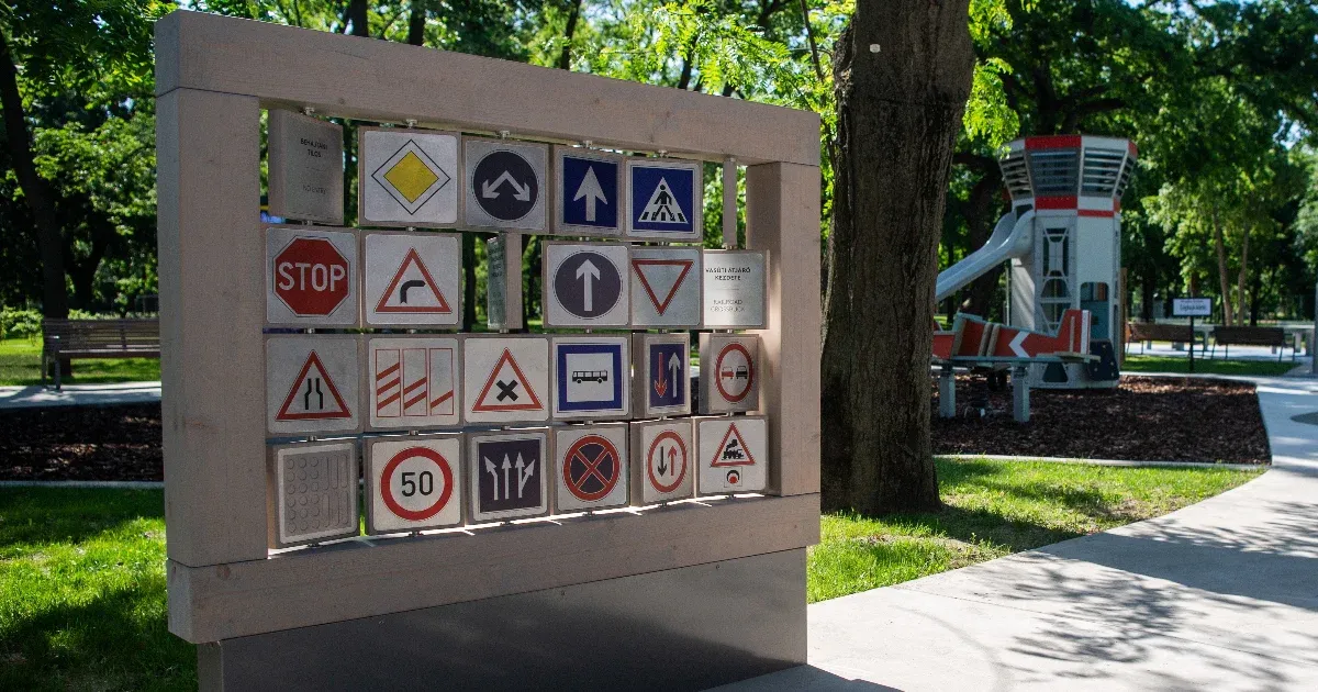 A gyalogos se mindig mobilozhatna, 140-nel is lehetne menni az autópályán – így írnák át Lázár Jánosék a KRESZ-t