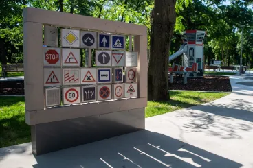 A gyalogos se mindig mobilozhatna, 140-nel is lehetne menni az autópályán – így írnák át Lázár Jánosék a KRESZ-t