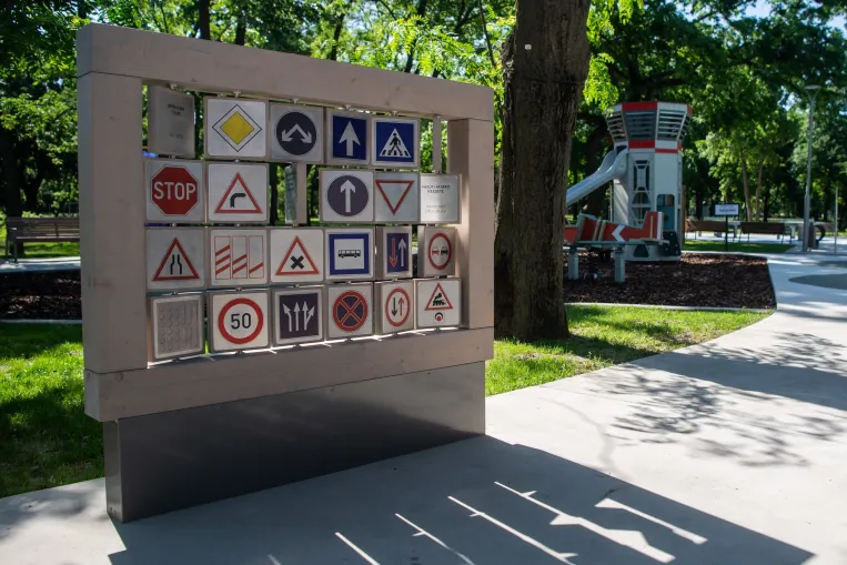 A gyalogos se mindig mobilozhatna, 140-nel is lehetne menni az autópályán – így írnák át Lázár Jánosék a KRESZ-t