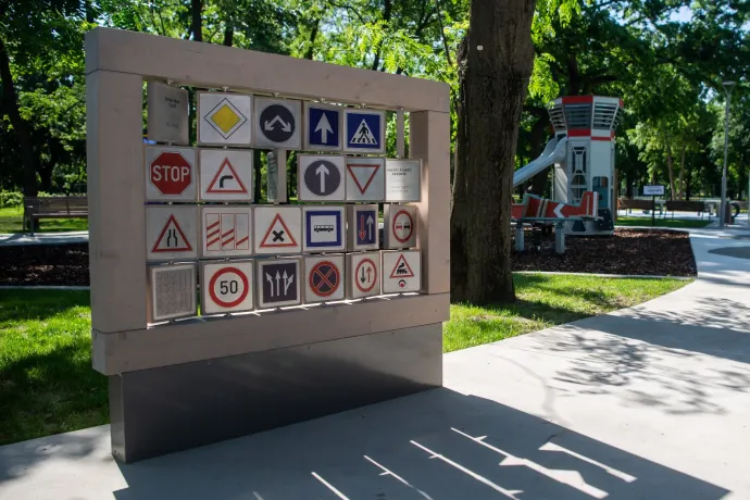 A gyalogos se mindig mobilozhatna, 140-nel is lehetne menni az autópályán – így írnák át Lázár Jánosék a KRESZ-t