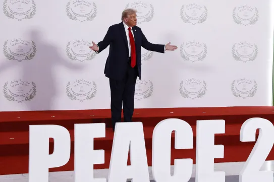 Trump egymilliárd dollárt kér a Béketanács tagságáért, aminek élére örökös elnöknek nevezné ki magát