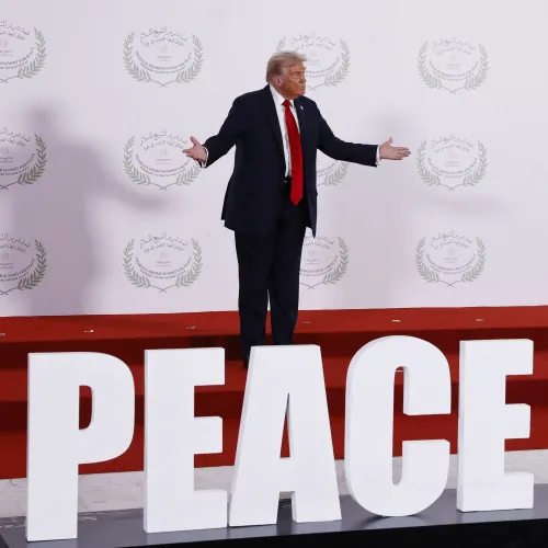 Trump egymilliárd dollárt kér a Béketanács tagságáért, aminek élére örökös elnöknek nevezné ki magát Kép