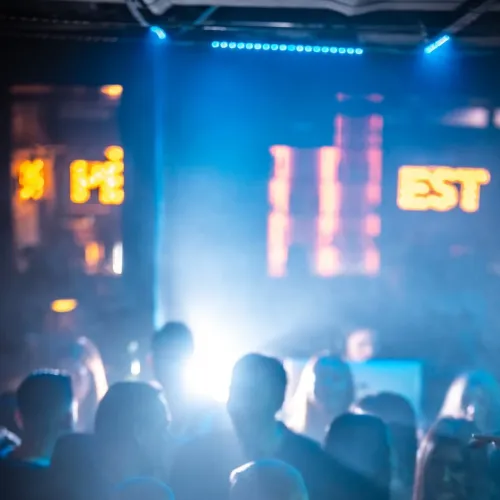 Nem drogot kerestek, korábbi súlyos verekedések miatt mentek ki a rendőrök a pécsi szórakozóhelyre Kép