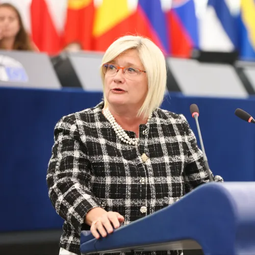 Von der Leyen kihagyta a negyedik bizalmatlansági indítvány vitáját, Gál Kinga ezt elfogadhatatlannak nevezte Kép