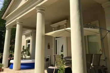 Reformkori időutazást kínálnak ezeknek a klasszicista kúriáknak a falai