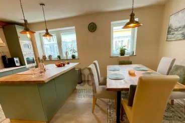 Bekukkantasz Sopron legrégebbi bérházának homlokzata mögé? Luxus a hűség városában