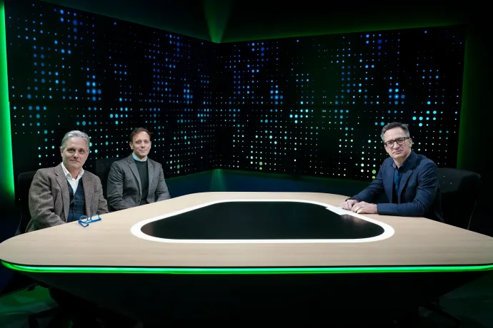 Náry Krisztián irodalomtörténész, Balogh Máté András, az Art is Business ügyvezetője és Joób Sándor műsorvezető a Telex stúdiójában – Fotó: Lengyel-Szabó Péter / Telex