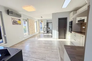 Bekukkantasz Sopron legrégebbi bérházának homlokzata mögé? Luxus a hűség városában