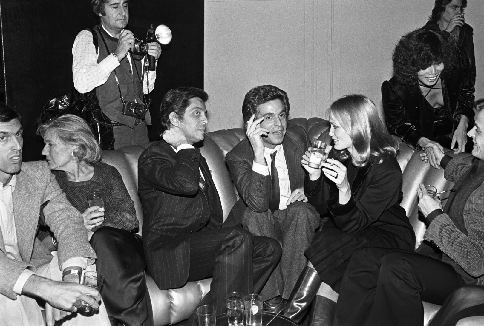 Valentino Garavani és partnere, Giancarlo Giammetti más vendégekkel együtt a New York-i Studio 54-ben rendezett Valentino-partin a '70-es évek elején – Fotó: Fairchild Archive / Penske Media / Getty Images