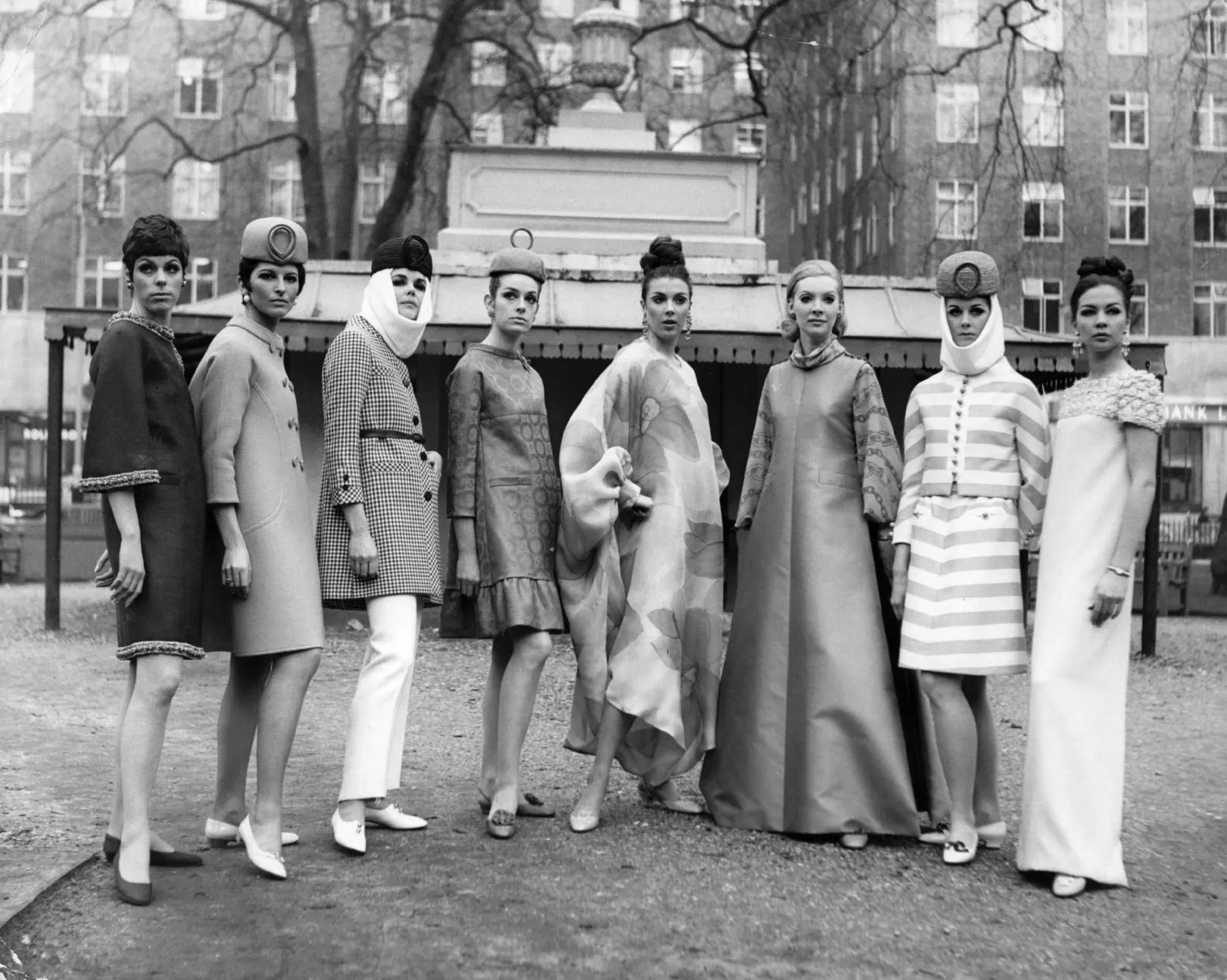 Modellek Valentino ruháiban az Annabels of London divatbemutatóján a Berkeley Square-en 1967. január 30-án – Fotó: Keystone / Getty Images