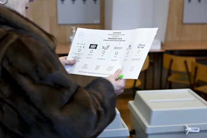 A szavazólapokat nézi egy nő az országgyűlési választáson és gyermekvédelmi népszavazáson 2022. április 3-án – Fotó: Koszticsák Szilárd / MTI