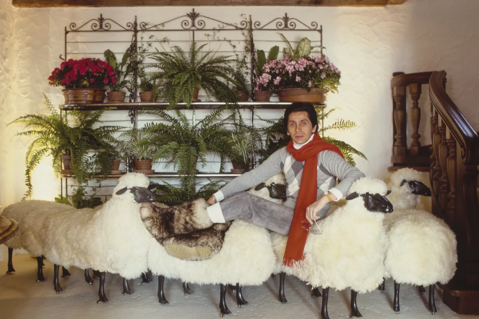 Valentino egy juhmotívumos kanapén pihen egy svájci síparadicsomban, Gstaadban, 1977 februárjában – Fotó: Slim Aarons / Getty Images
