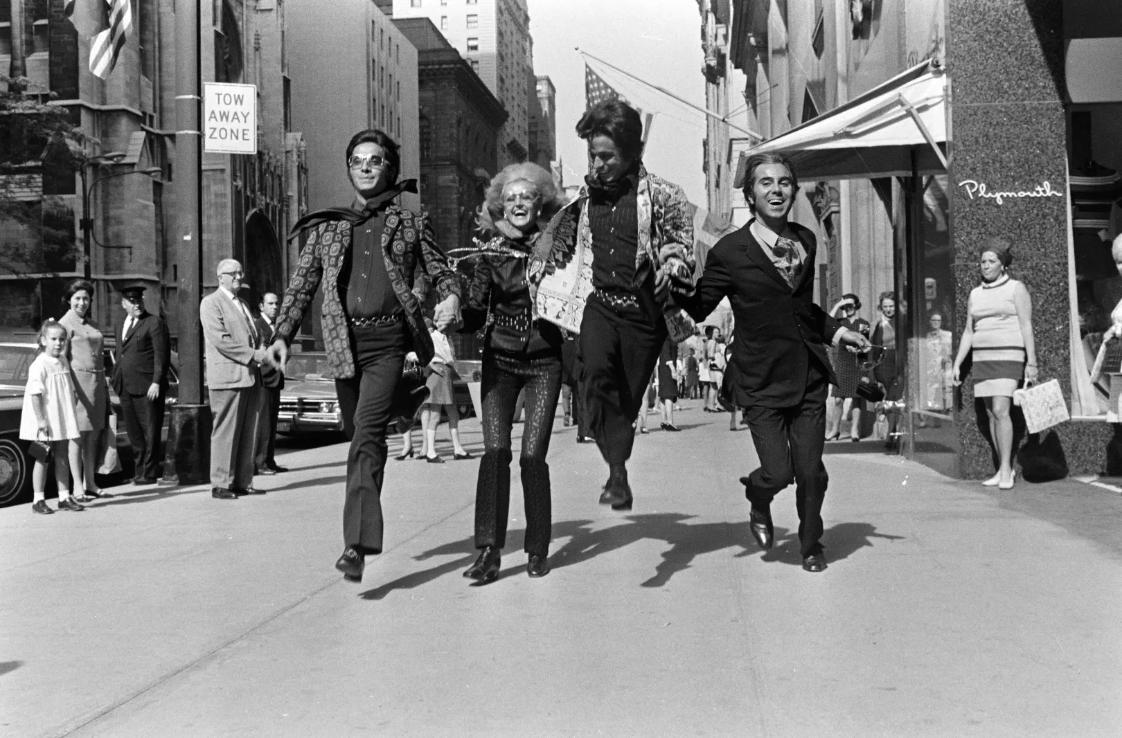 Valentino Garavani, Giancarlo Giammetti, Thea modell és Gianpaolo Barbieri fotós az 5. sugárúton 1968-ban – Fotó: WWD / Fairchild Publishing