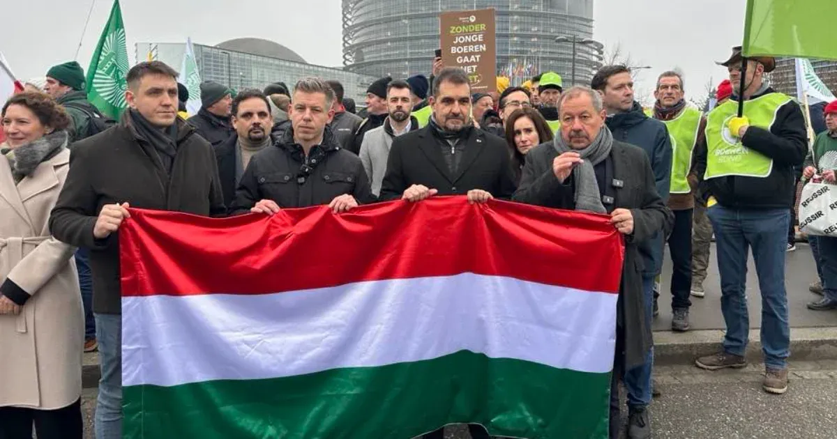 Magyar Péter Strasbourgban tüntetett az EU-s gazdák mellett, Orbán Viktor a Facebookon buzdította ők…