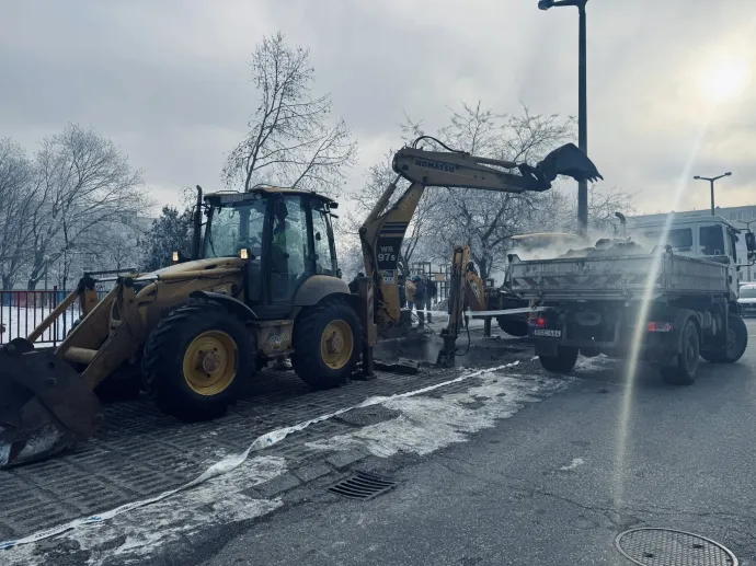 A távhőszolgáltató munkatársai dolgoznak a hiba elhárításán – Fotó: Alakszai Zoltán / Facebook