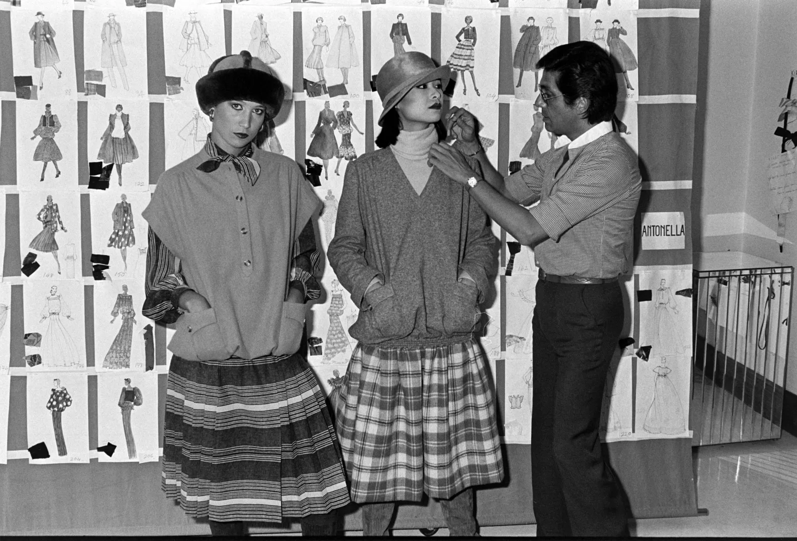 Valentino 1977. július 25-én Párizsban, az 1977-es őszi/téli haute couture kollekciójának bemutatása előtt – Fotó: Guy Marineau / WWD / Fairchild Publishing / Penske Media