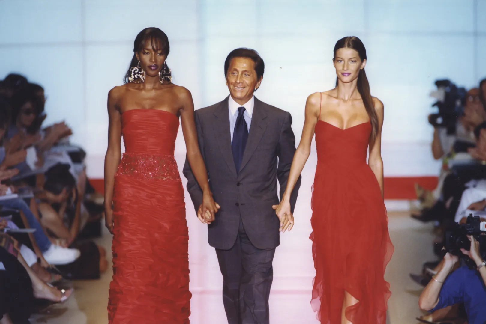 Valentino Naomi Campbell és Gisele Bündchen szupermodellek társaságában a 1999/2000-es haute couture kollekció divatbemutatójának végén, Párizsban, 1999 júliusában – Fotó: Pool Arnal / Charriau / GAMMA-RAPHO / Getty Images