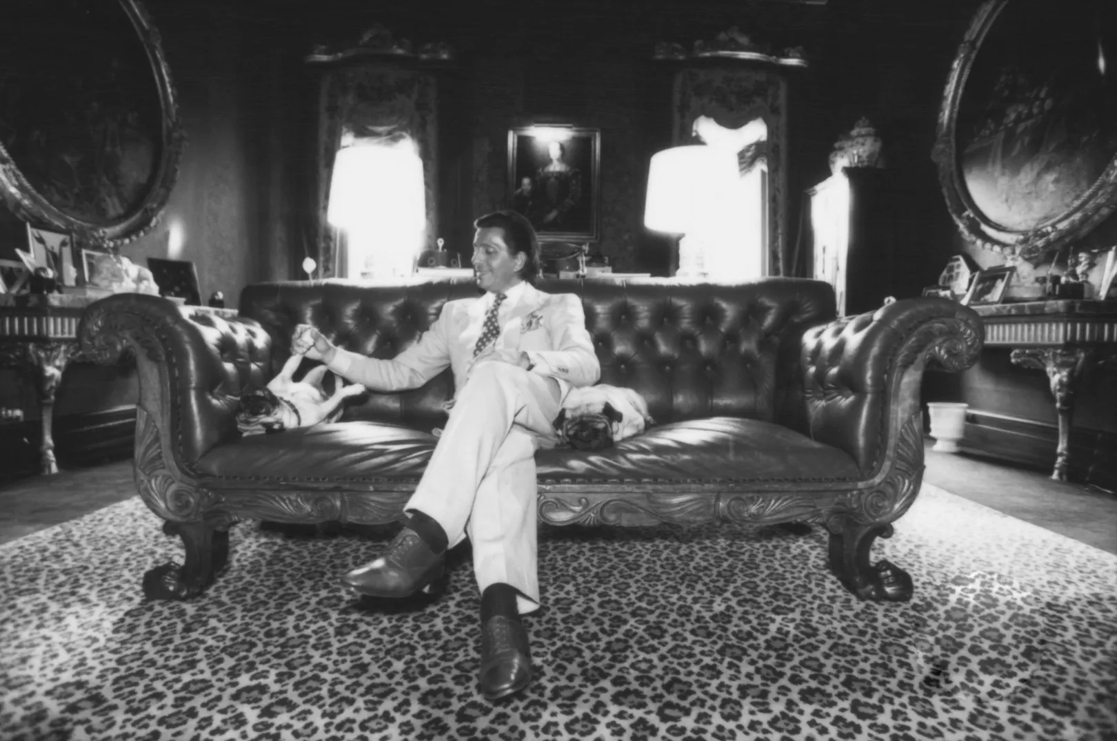 Valentino kutyáival otthonában, 1992. június 9-én, Rómában – Fotó: Fairchild Publishing / WWD / Penske Media / Getty Images