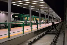 Úgy megütötte az utas a jegyellenőrt, hogy az a sínek közé esett az egyik budakalászi HÉV-állomáson