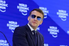 Miért beszélt kék Louis Vuitton napszemüvegben Macron a Világgazdasági Fórumon?