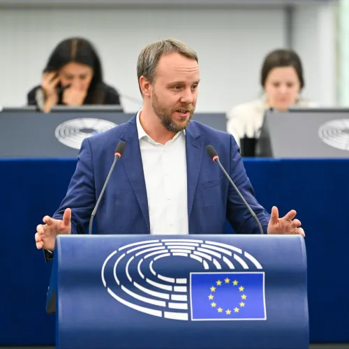 Abszurd, őrült, paradox – a magyar kormány 6700 milliárdos uniós hiteltervéről vitáztak az EP-ben Kép