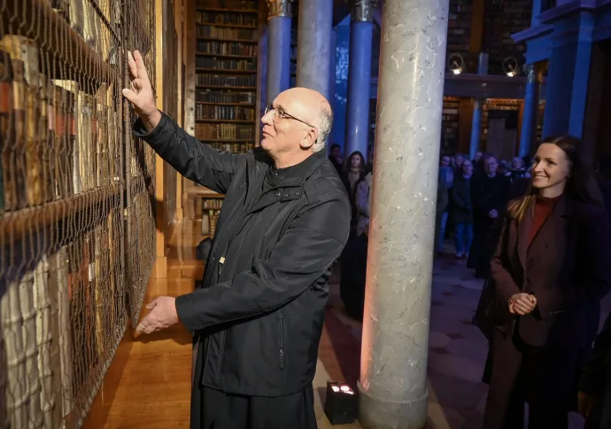 Hortobágyi T. Cirill főapát visszahelyezi az utolsó megtisztított könyvet – Fotó: Krizsán Csaba / MTVA