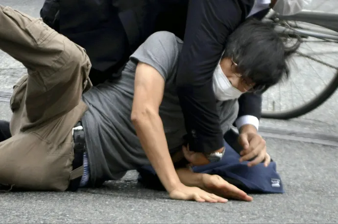 Életfogytiglanra ítélték a volt japán miniszterelnök gyilkosát