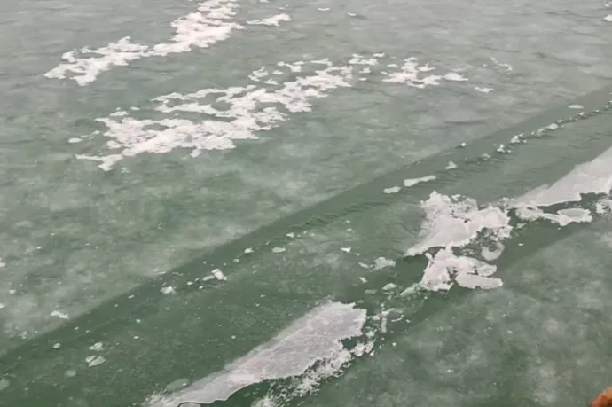 15 centi vastag a jég Siófok partjainál, de figyelni kell a rianásokra