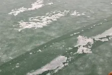 15 centi vastag a jég Siófok partjainál, de figyelni kell a rianásokra