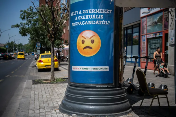 A magyar kormány nemzeti konzultáció kitöltésére buzdító plakátja Budapesten 2021. július 7-én – Fotó: Bődey János / Telex