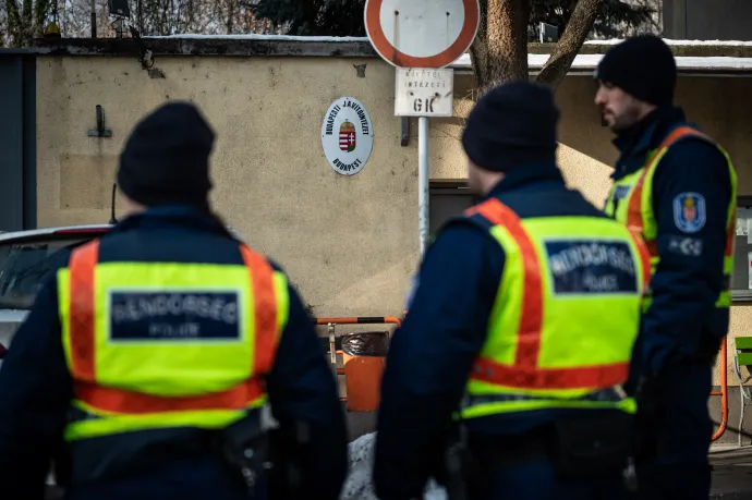 Rendőrök a kiürítés alatt álló Szőlő utcai javítóintézetnél 2026. január 20-án – Fotó: Alföldi Dániel István / Telex