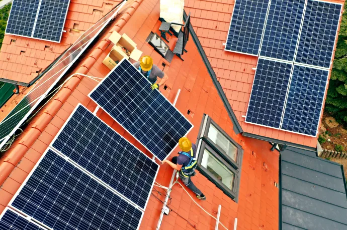 Megérheti összekapcsolni a napelemes-akkus ingyenmilliókat elektromos autóval