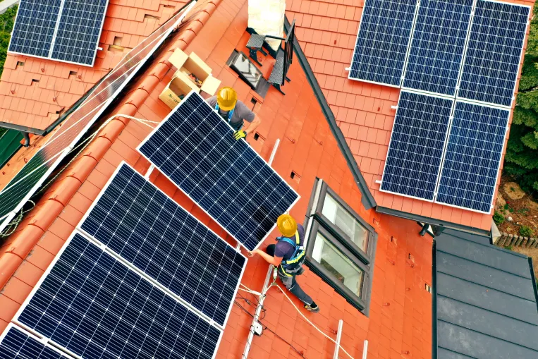 Megérheti összekapcsolni a napelemes-akkus ingyenmilliókat elektromos autóval