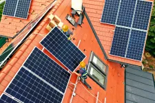 Megérheti összekapcsolni a napelemes-akkus ingyenmilliókat elektromos autóval